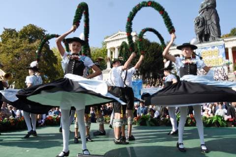 Trachtentanz Chiemgauer Jugendgruppe Muenchen Muenchen 30.09.18 Theresienwise Oktoberfest Wiesen Kapellen Standkonzert unter Bavaria Oktoberfest
