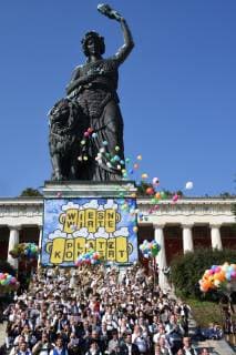 Bavaria Ballonstart Muenchen 30.09.18 Theresienwise Oktoberfest Wiesen Kapellen Standkonzert unter Bavaria Oktoberfest