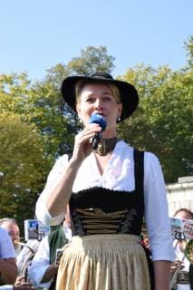 Gigi Pfundmair Saengerin Muenchen 30.09.18 Theresienwise Oktoberfest Wiesen Kapellen Standkonzert unter Bavaria Oktoberfest