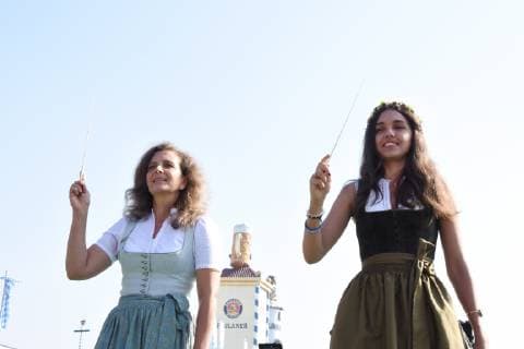 Festwirtin Arabella Pongratz Festwirtin Ramona Pongratz Festwirtin Muenchen 30.09.18 Theresienwise Oktoberfest Wiesen Kapellen Standkonzert unter Bavaria Oktoberfest