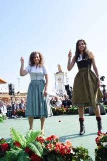 Festwirtin Arabella Pongratz Festwirtin Ramona Pongratz Festwirtin Muenchen 30.09.18 Theresienwise Oktoberfest Wiesen Kapellen Standkonzert unter Bavaria Oktoberfest
