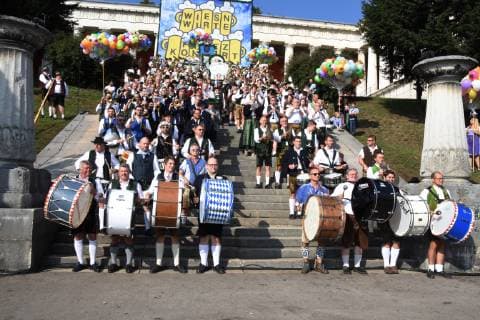 Muenchen 30.09.18 Theresienwise Oktoberfest Wiesen Kapellen Standkonzert unter Bavaria Oktoberfest