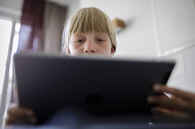 Ein Maedchen lernt oder spielt an einem Tablet. Berlin, 14.08.2018. Berlin Deutschland *** A girl learns or plays on a tablet Berlin 14 08 2018 Berlin Germany Copyright: xJaninexSchmitz photothek.netx