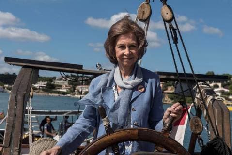 Entertainment Bilder der Woche KW40 Entertainment Bilder des Tages 01-10-2018 Mahon Queen Sofia participates in Cala Teulera, in the Menorcan port of Mahon, in the second edition of the citizen science campaign 1m2 for the beaches and the mares , collecting marine garbage and data related to abandoned waste. This project, called Libera, is an initiative of the environmental organization SEO BirdLife in collaboration with the entity dedicated to recycling in Mahon, Spain.  Copyright: xPPE THORTONx