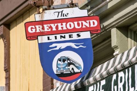 Altes Schild der Greyhound Buslinie im historischen Ortskern von Atlanta an der Route 66, Atlanta, Illinois, USA