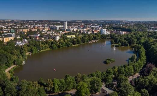 News Bilder des Tages Das Luftbild zeigt den Schlossteich mit der Schlossteichinsel in Chemnitz (03.07.2018). Die Bundesanwaltschaft hat in Sachsen und Bayern wegen Terrorverdacht sechs Männer festgenommen, die verdächtigt werden die rechtsterroristische Vereinigung Revolution Chemnitz gegründet zu haben. Im September sollen einige von Ihnen als selbsternannte Bürgerwehr am Schlossteich in Chemnitz Menschen ausländischer Herkunft angegriffen und teilweise verletzt haben. Chemnitz Sachsen Deutschland *** The aerial photo shows the castle pond with the castle pond in Chemnitz 03 07 2018 The federal prosecutors office has arrested six men suspected of terrorist suspicion in Saxony and Bavaria The founding of the right-wing terrorist group Revolution Chemnitz In September, some of them as self-proclaimed vigilantes at the Schlossteich in Chemnitz people have at