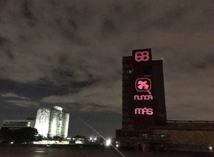 Mexiko, Jahrestag des Massakers von Tlatelolco 1968 October 2, 2018 - EUM20181001NAC22.JPG.CIUDAD DE MEXICO.- AnniversaryAniversario-68.- 1 de octubre 2018.- Una paloma con una bayoneta clavada en el pecho y el mensaje 68 nunca mas vistieron por primera vez a la torre de Rectoria de la Universidad Nacional Autonoma de Mexico (UNAM) de luto para conmemorar el 50 aniversario de la represion del 2 de octubre de 1968. Foto: Agencia EL UNIVERSALBerenice FregosoRCC. Copyright: xElxUniversalx