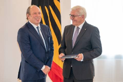 Hanz Zimmer, Frank-Walter Steinmeier;Vergabe Bundesverdienstkreuz durch den Bundespräsidenten Frank-Walter Steinmeier an insgesamt 29 Persönlichkeiten im Schloss Bellevue - Verdienstorden der Bundesrepublik Deutschland, Berlin Berlin Deutschland Schloss Bellevue