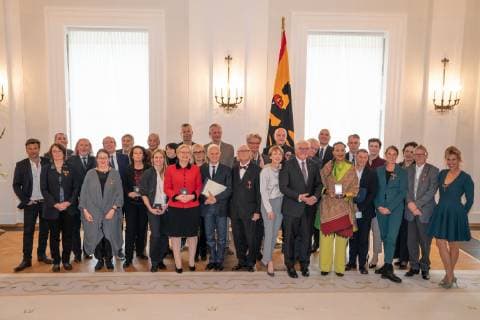Bundespräsident Frank-Walter Steinmeier, Christian Bau, Ralf Becker, Larissa Bender, Anne Birkenhauer-Molad, Christian Brückner, Dr. Dr. Rainald Goetz, Annette Humpe, Julia Jentsch, Caroline Link, Ellen Lorenz, Prof. Dr. Michael Naumann, Kathrin Ollroge, Thomas Ostermeier, Francois Ozon, Heike Prieß, Jim Rakete, Neo Rauch, Martin Schläpfe, Prof. Dr. Ulrich S. Schubert, Jocelyn B. Smith, Wolfgang Tillmans, Katja Urbatsch, Be van Vark, Prof. Dr. Barbara Vinken , Otto Waalkes, Gert Weber, Frank Michael Zeidler, Hans Zimmer, Prof. Tabea Zimmermann;Vergabe Bundesverdienstkreuz durch den Bundespräsidenten Frank-Walter Steinmeier an insgesamt 29 Persönlichkeiten im Schloss Bellevue - Verdienstorden der Bundesrepublik Deutschland, Berlin Berlin Deutschland Schloss Bellevue