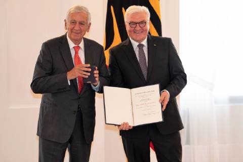 Vergabe Bundesverdienstkreuz durch den Bundespräsidenten Frank-Walter Steinmeier an insgesamt 29 Persönlichkeiten im Schloss Bellevue - Verdienstorden der Bundesrepublik Deutschland;Vergabe Bundesverdienstkreuz durch den Bundespräsidenten Frank-Walter Steinmeier an insgesamt 29 Persönlichkeiten im Schloss Bellevue - Verdienstorden der Bundesrepublik Deutschland, Berlin Berlin Deutschland Schloss Bellevue