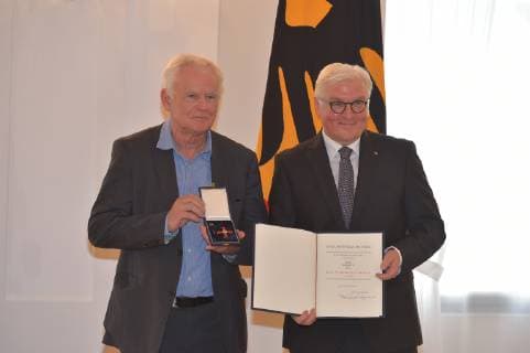 Jim Rakete, Bundespraesidenten Frank-Walter Steinmeier bei der Verleihung des Verdienstordens fuer besondere Leistungen zum Tag der Deutschen Einheit im Schloss Bellevue in Berlin am 02.10.2018