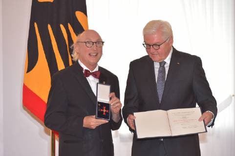Otto Waalkes, Bundespraesidenten Frank-Walter Steinmeier bei der Verleihung des Verdienstordens fuer besondere Leistungen zum Tag der Deutschen Einheit im Schloss Bellevue in Berlin am 02.10.2018