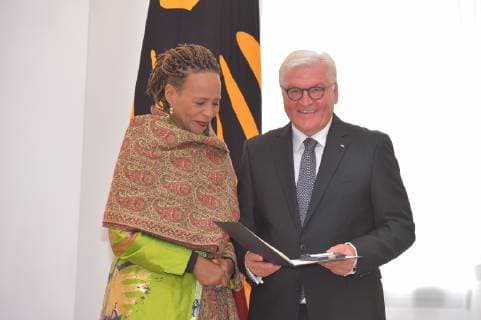 Jocelyn Bernadette Smith, Bundespraesident Frank-Walter Steinmeier bei der Verleihung des Verdienstordens fuer besondere Leistungen zum Tag der Deutschen Einheit im Schloss Bellevue in Berlin am 02.10.2018