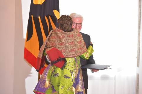 Jocelyn Bernadette Smith, Bundespraesident Frank-Walter Steinmeier bei der Verleihung des Verdienstordens fuer besondere Leistungen zum Tag der Deutschen Einheit im Schloss Bellevue in Berlin am 02.10.2018