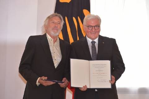 Christian Brueckner (Synchronstimme von Robert de Niro), Bundespraesident Frank-Walter Steinmeier bei der Verleihung des Verdienstordens fuer besondere Leistungen zum Tag der Deutschen Einheit im Schloss Bellevue in Berlin am 02.10.2018