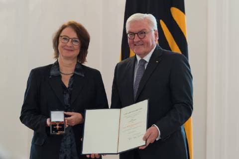 Berlin GER, Berlin, Ordensverleihung, Kultur verbindet, im Schloss Bellevue Berlin v.l. Larissa Bender - Uebersetzerin, Frank Walter Steinmeier , Ordensverleihung - Verdienstorden der Bundesrepublik Deutschland, 02.10.2018, Copyright: xUwexKoch xEibner-Pressefotox EP_ukh