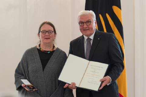 Berlin GER, Berlin, Ordensverleihung, Kultur verbindet, im Schloss Bellevue Berlin v.l. Anne Birkenhauer - Molad, Frank Walter Steinmeier , Ordensverleihung - Verdienstorden der Bundesrepublik Deutschland, 02.10.2018, Copyright: xUwexKoch xEibner-Pressefotox EP_ukh