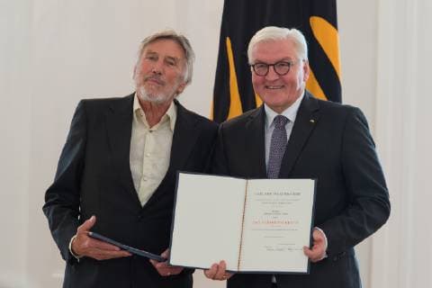 Berlin GER, Berlin, Ordensverleihung, Kultur verbindet, im Schloss Bellevue Berlin v.l. Christian Brueckner - Synchronstimme Sprecher - Robert de Niro , Frank Walter Steinmeier, Ordensverleihung - Verdienstorden der Bundesrepublik Deutschland, 02.10.2018, Copyright: xUwexKoch xEibner-Pressefotox EP_ukh