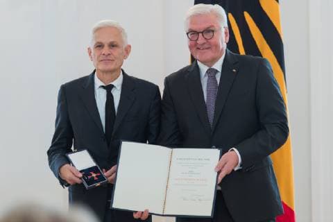 Berlin GER, Berlin, Ordensverleihung, Kultur verbindet, im Schloss Bellevue Berlin v.l. Dr Dr Rainald Goetz - Schriftsteller , Frank Walter Steinmeier, Ordensverleihung - Verdienstorden der Bundesrepublik Deutschland, 02.10.2018, Copyright: xUwexKoch xEibner-Pressefotox EP_ukh
