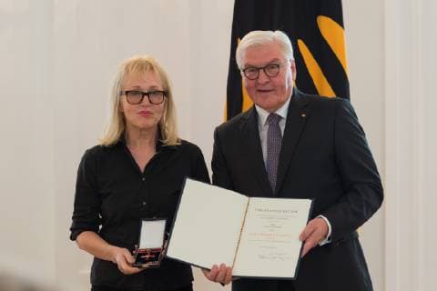 Berlin GER, Berlin, Ordensverleihung, Kultur verbindet, im Schloss Bellevue Berlin v.l. Annette Humpe - Saengerin - Ideal , Frank Walter Steinmeier, Ordensverleihung - Verdienstorden der Bundesrepublik Deutschland, 02.10.2018, Copyright: xUwexKoch xEibner-Pressefotox EP_ukh