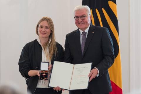 Berlin GER, Berlin, Ordensverleihung, Kultur verbindet, im Schloss Bellevue Berlin v.l. Julia Jentsch - Schauspielerin , Frank Walter Steinmeier, Ordensverleihung - Verdienstorden der Bundesrepublik Deutschland, 02.10.2018, Copyright: xUwexKoch xEibner-Pressefotox EP_ukh