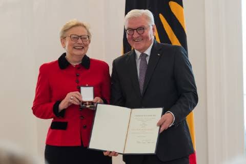 Berlin GER, Berlin, Ordensverleihung, Kultur verbindet, im Schloss Bellevue Berlin v.l. Ellen Lorenz , Frank Walter Steinmeier, Ordensverleihung - Verdienstorden der Bundesrepublik Deutschland, 02.10.2018, Copyright: xUwexKoch xEibner-Pressefotox EP_ukh