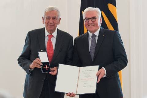 Berlin GER, Berlin, Ordensverleihung, Kultur verbindet, im Schloss Bellevue Berlin v.l. Prof Dr Michael Naumann ehem Kulturstaatsminister, Frank Walter Steinmeier, Ordensverleihung - Verdienstorden der Bundesrepublik Deutschland, 02.10.2018, Copyright: xUwexKoch xEibner-Pressefotox EP_ukh