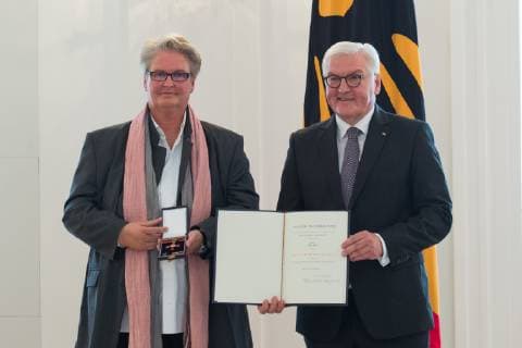 Berlin GER, Berlin, Ordensverleihung, Kultur verbindet, im Schloss Bellevue Berlin v.l. Heike Preiss, Frank Walter Steinmeier, Ordensverleihung - Verdienstorden der Bundesrepublik Deutschland, 02.10.2018, Copyright: xUwexKoch xEibner-Pressefotox EP_ukh