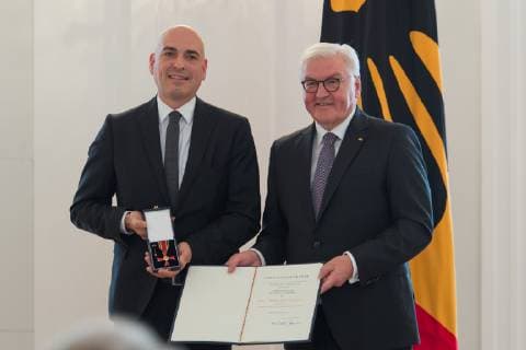 Berlin GER, Berlin, Ordensverleihung, Kultur verbindet, im Schloss Bellevue Berlin v.l. Prof Dr Ulrich S Schubert, Frank Walter Steinmeier, Ordensverleihung - Verdienstorden der Bundesrepublik Deutschland, 02.10.2018, Copyright: xUwexKoch xEibner-Pressefotox EP_ukh