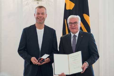 Berlin GER, Berlin, Ordensverleihung, Kultur verbindet, im Schloss Bellevue Berlin v.l. Wolfgang Tillmans, Frank Walter Steinmeier, Ordensverleihung - Verdienstorden der Bundesrepublik Deutschland, 02.10.2018, Copyright: xUwexKoch xEibner-Pressefotox EP_ukh