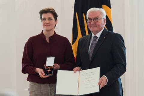 Berlin GER, Berlin, Ordensverleihung, Kultur verbindet, im Schloss Bellevue Berlin v.l. Katja Urbatsch, Frank Walter Steinmeier, Ordensverleihung - Verdienstorden der Bundesrepublik Deutschland, 02.10.2018, Copyright: xUwexKoch xEibner-Pressefotox EP_ukh
