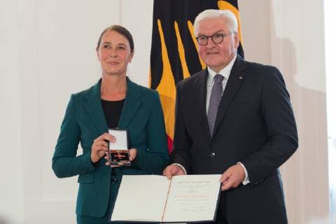 Berlin GER, Berlin, Ordensverleihung, Kultur verbindet, im Schloss Bellevue Berlin v.l. Be van Vark - Choreografin, Frank Walter Steinmeier, Ordensverleihung - Verdienstorden der Bundesrepublik Deutschland, 02.10.2018, Copyright: xUwexKoch xEibner-Pressefotox EP_ukh