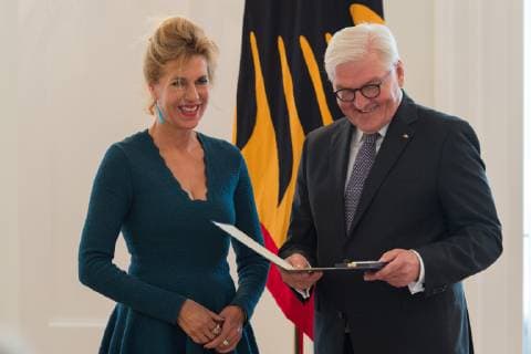 Berlin GER, Berlin, Ordensverleihung, Kultur verbindet, im Schloss Bellevue Berlin v.l. Prof Dr Barbara Vinken, Frank Walter Steinmeier, Ordensverleihung - Verdienstorden der Bundesrepublik Deutschland, 02.10.2018, Copyright: xUwexKoch xEibner-Pressefotox EP_ukh
