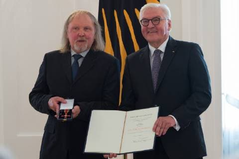 Berlin GER, Berlin, Ordensverleihung, Kultur verbindet, im Schloss Bellevue Berlin v.l. Gert Weber, Frank Walter Steinmeier, Ordensverleihung - Verdienstorden der Bundesrepublik Deutschland, 02.10.2018, Copyright: xUwexKoch xEibner-Pressefotox EP_ukh