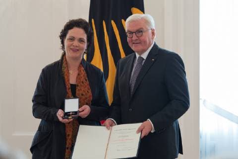 Berlin GER, Berlin, Ordensverleihung, Kultur verbindet, im Schloss Bellevue Berlin v.l. Prof Tabea Zimmermann, Frank Walter Steinmeier, Ordensverleihung - Verdienstorden der Bundesrepublik Deutschland, 02.10.2018, Copyright: xUwexKoch xEibner-Pressefotox EP_ukh