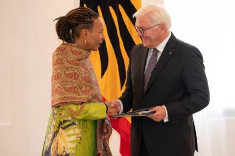 Jocelyn B. Smith, Frank-Walter Steinmeier;Vergabe Bundesverdienstkreuz durch den Bundespräsidenten Frank-Walter Steinmeier an insgesamt 29 Persönlichkeiten im Schloss Bellevue - Verdienstorden der Bundesrepublik Deutschland, Berlin Berlin Deutschland Schloss Bellevue