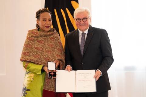 Jocelyn B. Smith, Frank-Walter Steinmeier;Vergabe Bundesverdienstkreuz durch den Bundespräsidenten Frank-Walter Steinmeier an insgesamt 29 Persönlichkeiten im Schloss Bellevue - Verdienstorden der Bundesrepublik Deutschland, Berlin Berlin Deutschland Schloss Bellevue