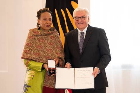 Jocelyn B. Smith, Frank-Walter Steinmeier;Vergabe Bundesverdienstkreuz durch den Bundespräsidenten Frank-Walter Steinmeier an insgesamt 29 Persönlichkeiten im Schloss Bellevue - Verdienstorden der Bundesrepublik Deutschland, Berlin Berlin Deutschland Schloss Bellevue