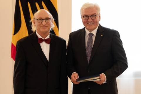 Otto Waalkes, Frank-Walter Steinmeier;Vergabe Bundesverdienstkreuz durch den Bundespräsidenten Frank-Walter Steinmeier an insgesamt 29 Persönlichkeiten im Schloss Bellevue - Verdienstorden der Bundesrepublik Deutschland, Berlin Berlin Deutschland Schloss Bellevue