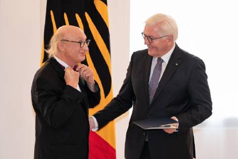 Otto Waalkes, Frank-Walter Steinmeier;Vergabe Bundesverdienstkreuz durch den Bundespräsidenten Frank-Walter Steinmeier an insgesamt 29 Persönlichkeiten im Schloss Bellevue - Verdienstorden der Bundesrepublik Deutschland, Berlin Berlin Deutschland Schloss Bellevue