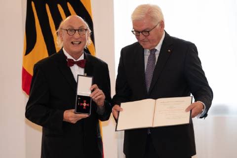 Otto Waalkes, Frank-Walter Steinmeier;Vergabe Bundesverdienstkreuz durch den Bundespräsidenten Frank-Walter Steinmeier an insgesamt 29 Persönlichkeiten im Schloss Bellevue - Verdienstorden der Bundesrepublik Deutschland, Berlin Berlin Deutschland Schloss Bellevue