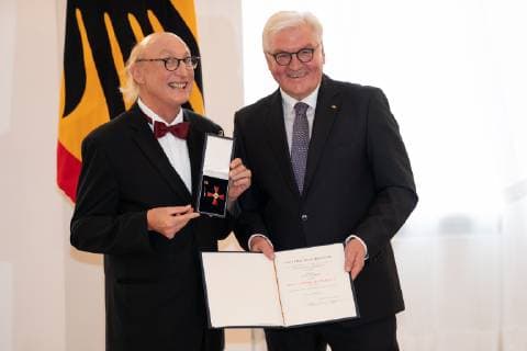 Otto Waalkes, Frank-Walter Steinmeier;Vergabe Bundesverdienstkreuz durch den Bundespräsidenten Frank-Walter Steinmeier an insgesamt 29 Persönlichkeiten im Schloss Bellevue - Verdienstorden der Bundesrepublik Deutschland, Berlin Berlin Deutschland Schloss Bellevue