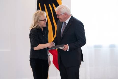 Annette Humpe, Frank-Walter Steinmeier;Vergabe Bundesverdienstkreuz durch den Bundespräsidenten Frank-Walter Steinmeier an insgesamt 29 Persönlichkeiten im Schloss Bellevue - Verdienstorden der Bundesrepublik Deutschland, Berlin Berlin Deutschland Schloss Bellevue