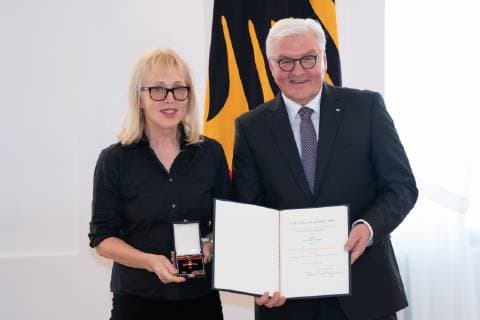 Annette Humpe, Frank-Walter Steinmeier;Vergabe Bundesverdienstkreuz durch den Bundespräsidenten Frank-Walter Steinmeier an insgesamt 29 Persönlichkeiten im Schloss Bellevue - Verdienstorden der Bundesrepublik Deutschland, Berlin Berlin Deutschland Schloss Bellevue