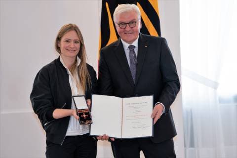 Julia Jentsch, Frank-Walter Steinmeier;Vergabe Bundesverdienstkreuz durch den Bundespräsidenten Frank-Walter Steinmeier an insgesamt 29 Persönlichkeiten im Schloss Bellevue - Verdienstorden der Bundesrepublik Deutschland, Berlin Berlin Deutschland Schloss Bellevue