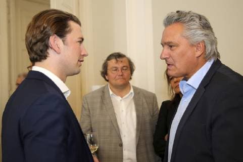 Sebastian Kurz und Hubert Patterer bei der Verleihung des Großen Österreichischen Staatpreises 2018 an Florjan Lipus im Bundeskanzleramt. Wien, 01.10.2018