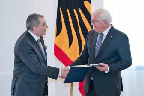 Christian Bau, Frank-Walter Steinmeier;Vergabe Bundesverdienstkreuz durch den Bundespräsidenten Frank-Walter Steinmeier an insgesamt 29 Persönlichkeiten im Schloss Bellevue - Verdienstorden der Bundesrepublik Deutschland, Berlin Berlin Deutschland Schloss Bellevue