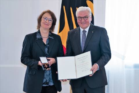 Übersetzerin Larissa Bender;Vergabe Bundesverdienstkreuz durch den Bundespräsidenten Frank-Walter Steinmeier an insgesamt 29 Persönlichkeiten im Schloss Bellevue - Verdienstorden der Bundesrepublik Deutschland, Berlin Berlin Deutschland Schloss Bellevue