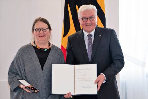 Anne Birkenhauer-Molad aus Jerusalem;Vergabe Bundesverdienstkreuz durch den Bundespräsidenten Frank-Walter Steinmeier an insgesamt 29 Persönlichkeiten im Schloss Bellevue - Verdienstorden der Bundesrepublik Deutschland, Berlin Berlin Deutschland Schloss Bellevue