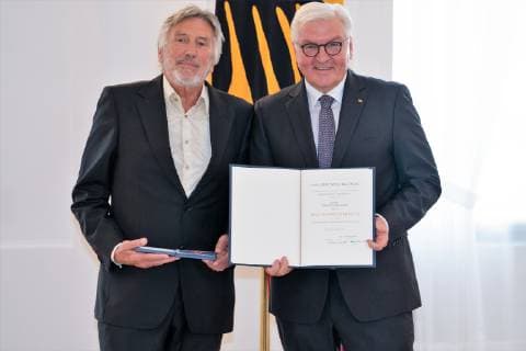 Christian Brückner, Synchronsprecher;Vergabe Bundesverdienstkreuz durch den Bundespräsidenten Frank-Walter Steinmeier an insgesamt 29 Persönlichkeiten im Schloss Bellevue - Verdienstorden der Bundesrepublik Deutschland, Berlin Berlin Deutschland Schloss Bellevue